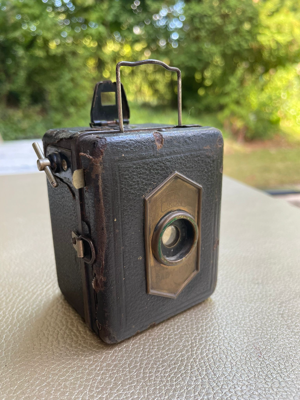 This compact 1926 camera survived airborne drops into Crete, Sicily, and Monte Cassino, a civilian object carried through some of WWII’s fiercest battles.